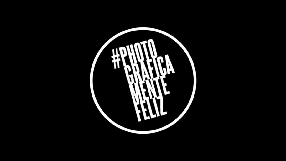 Clip muy breve que muestra la animación de entrada del logotipo del estudio: primero el texto "#PHOTOGRAF" aparece incompleto y borroso, y en los tres frames siguientes se estabiliza el…