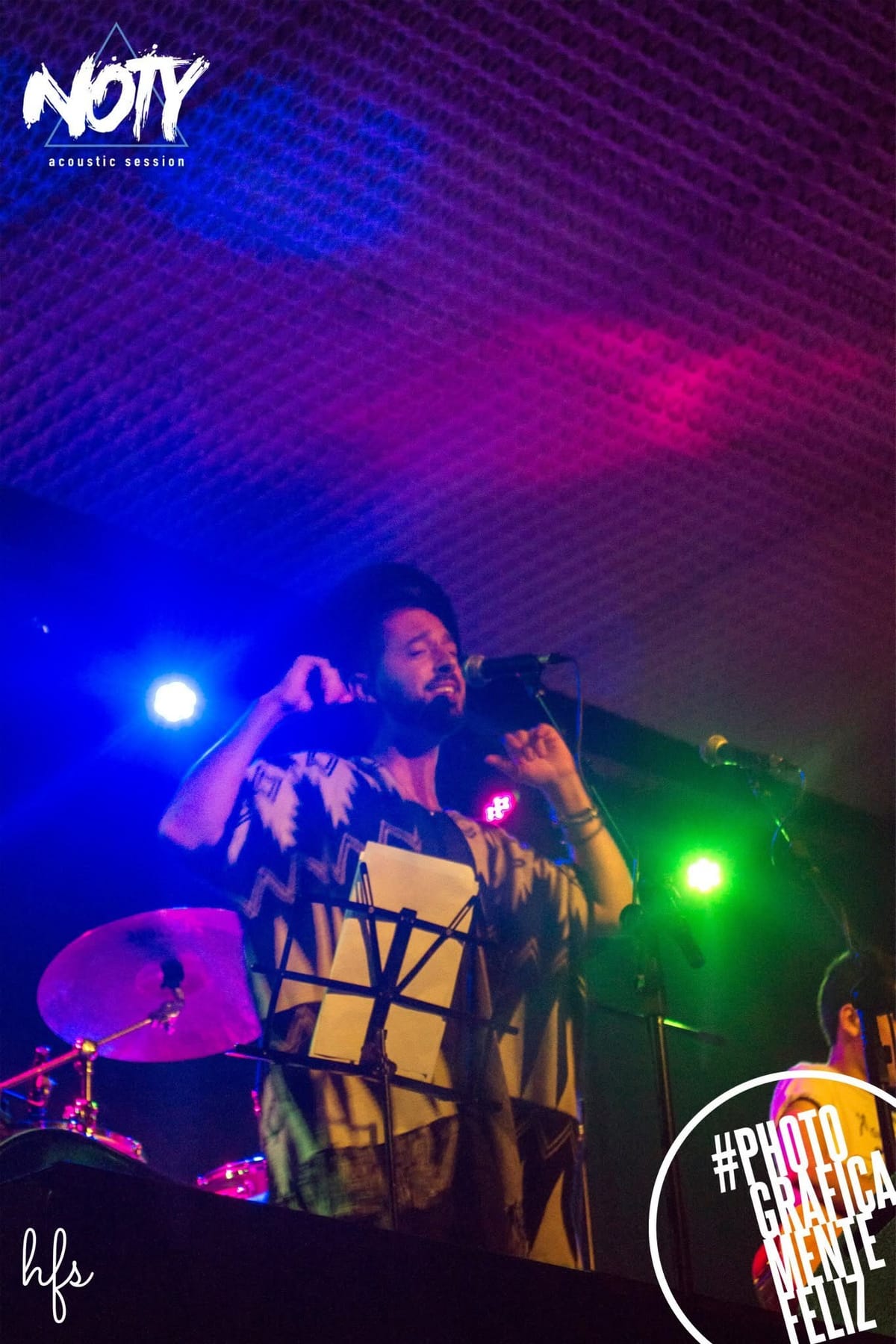 Toma horizontal panorámica de la banda completa en el escenario del Cantina Makena Club: vocalista con sombrero al centro, percusionista y baterista a los lados, guitarrista y tecladista…