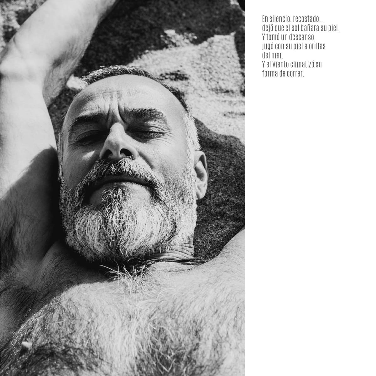 Díptico: a la izquierda el mismo hombre recostado en la playa con los ojos cerrados, en blanco y negro; a la derecha un breve poema en español sobre descansar y dejar que el sol bañe la…