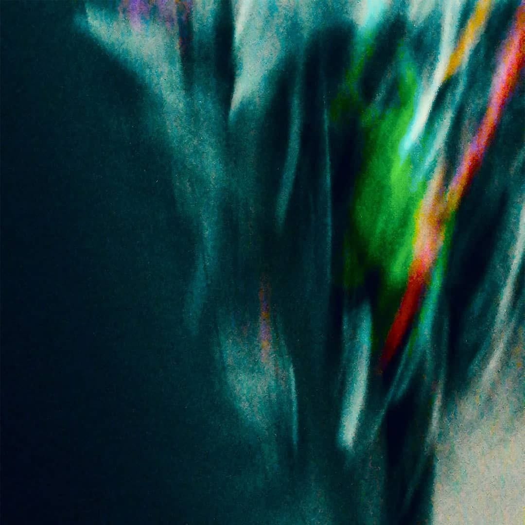 Otra composicion abstracta de barrido de camara, con formas onduladas oscuras en tonos verde azulados que ocupan la mitad izquierda, y un punto de color verde brillante junto a una linea…