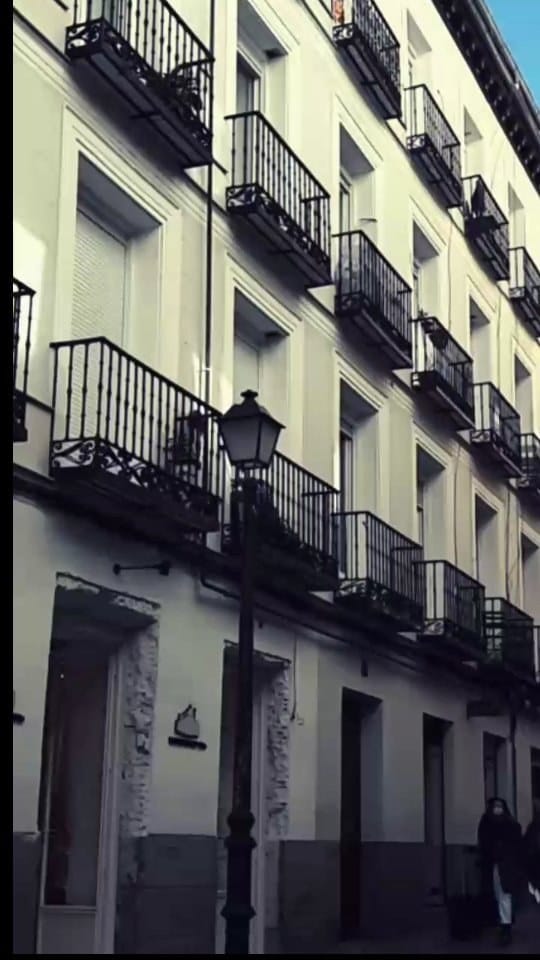 Recorrido callejero por Madrid con una marca de agua de cámara y el texto "Madrid" superpuesto: un hombre mayor camina de espaldas junto a un camión de reparto de Carrefour, luego una…