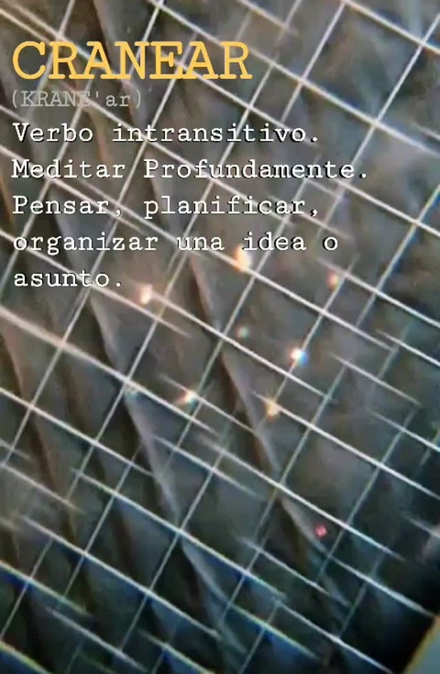 El clip define en pantalla la palabra "CRANEAR (KRANE'ar): Verbo intransitivo.