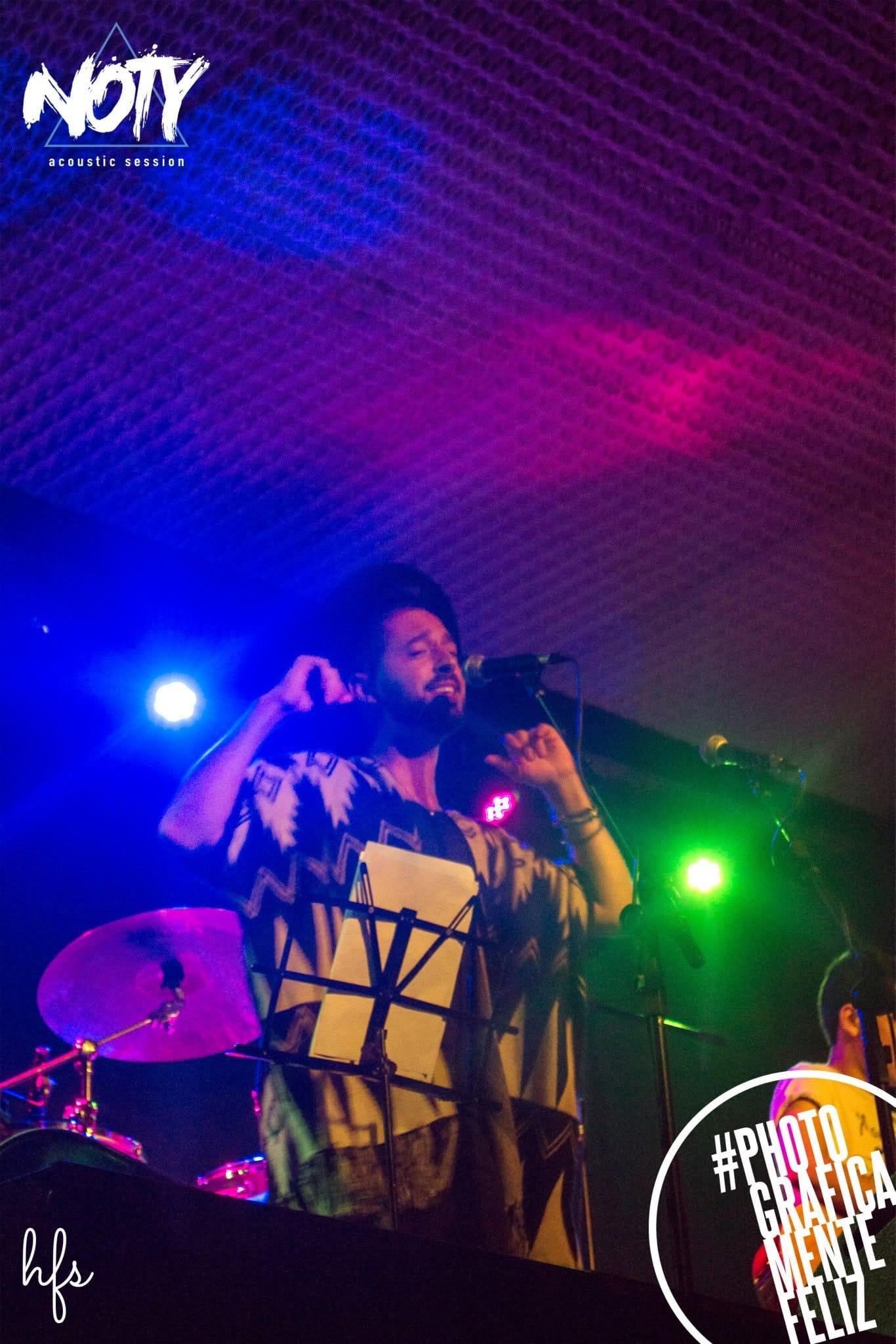 Toma horizontal panorámica de la banda completa en el escenario del Cantina Makena Club: vocalista con sombrero al centro, percusionista y baterista a los lados, guitarrista y tecladista…