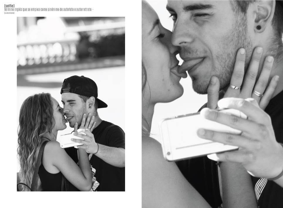 Díptico en blanco y negro de una pareja tomándose una selfie mientras se besan: a la izquierda con fondo de piscina y edificio desenfocados, a la derecha un primer plano recortado con las…