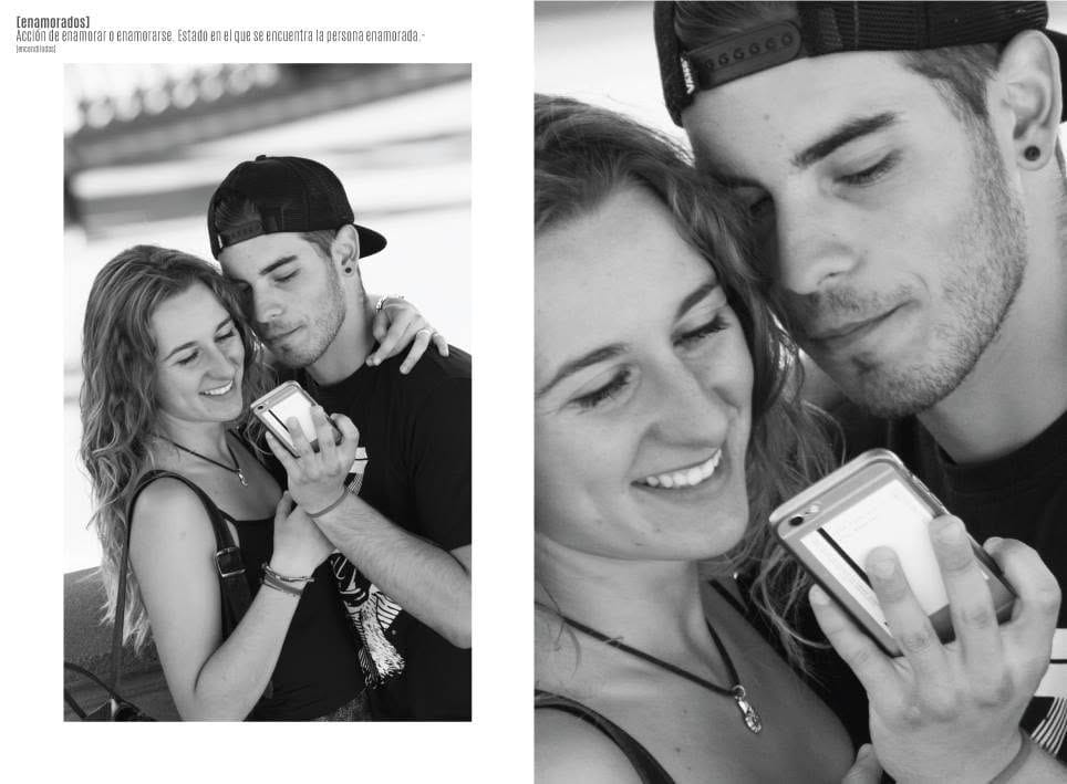 Segunda toma en blanco y negro de la misma pareja, ahora mirando juntos la pantalla del teléfono; ella sonríe ampliamente mientras él observa con atención.