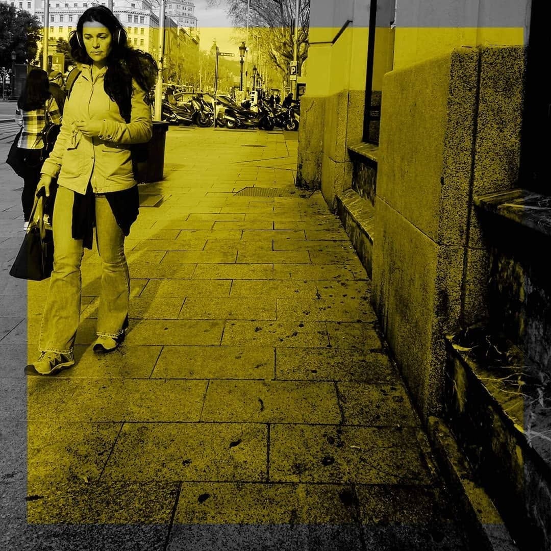 Fotografia callejera en blanco y negro con un fuerte viraje a amarillo en gran parte del encuadre.