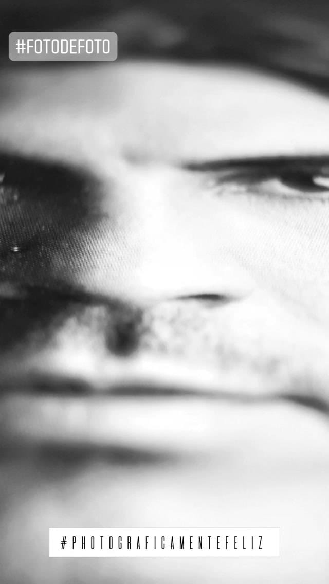 Serie de primeros planos muy cerrados y desenfocados de un rostro impreso, donde se aprecia la trama del papel fotográfico al acercarse: se distinguen un ojo, la nariz y los labios en…